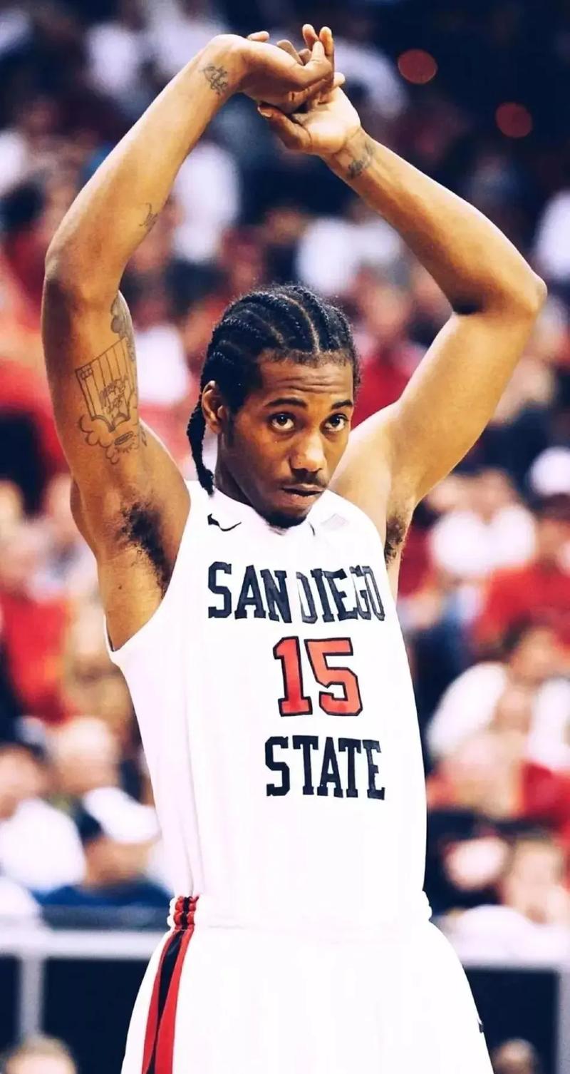 LukaMagic！东契奇完全没空间超远三分神奇压哨命中 詹姆斯笑嘻了